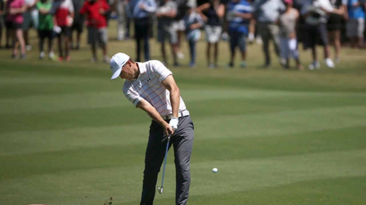 Jason Day takes 3rd-round lead at the Australian Open